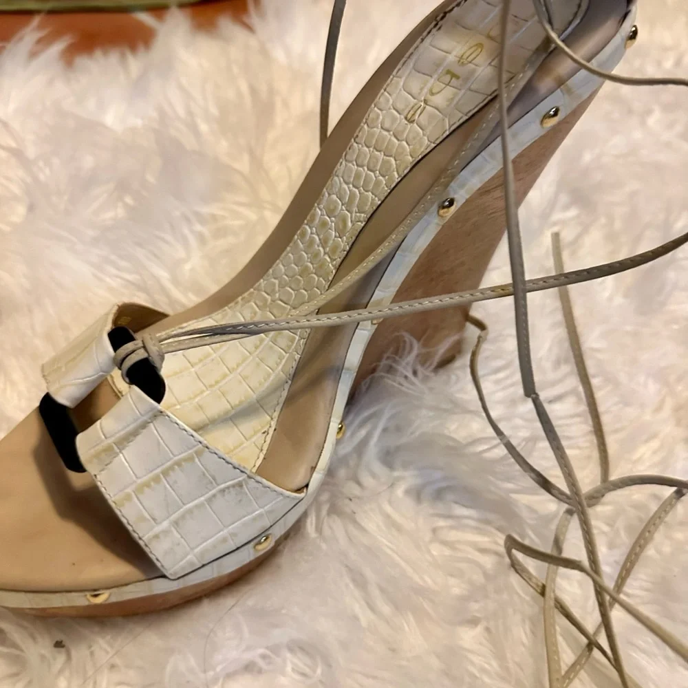 Bebe Heidi style/off white color worn once size 8 - Picture 7 of 12